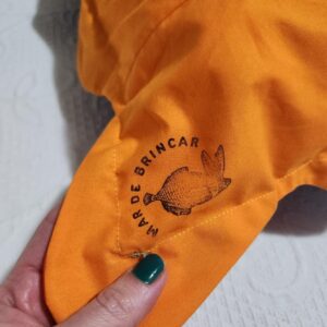Detalhe do verso da fronha, carimbo da marca Mar de Brincar.